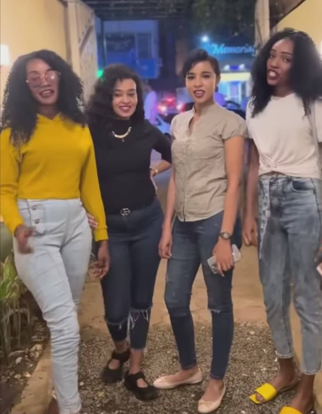 شاهد بالصورة والفيديو.. ظهرن بأزياء مثيرة للجدل.. فتيات سودانيات يطالبن جكسا بإعادة “الفانيلة” لحسن تسريحة فتيات