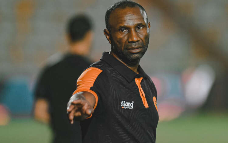 فلوران إيبينغي يعود دون تنسيق مع الهلال .. ماذا جرى ؟ فلوران