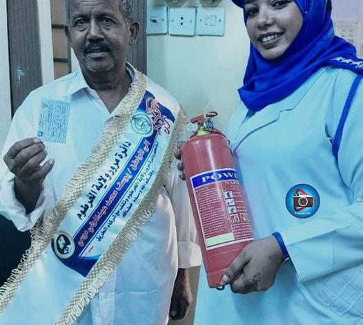 شاهد بالصورة.. الإدارة العامة للمرور بالسودان تكرم سائق أمجاد اجتهد لترخيص سيارته عن طريق الدخول في “صرفة” 309455664 6067582773271758 2047713007349509035 n