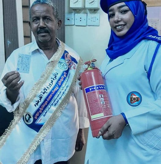 شاهد بالصورة.. الإدارة العامة للمرور بالسودان تكرم سائق أمجاد اجتهد لترخيص سيارته عن طريق الدخول في “صرفة” 309455664 6067582773271758 2047713007349509035 n