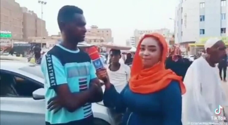 شاهد بالفيديو.. سودانيون يصدمون مذيعة على الهواء مباشرة بعد أن طرحت لهم سؤال عن عودة حمدوك؟ (زي زمن البشير تاني ما برجع والبلد دي تاني ليوم الدين ما بتقوم ليها قايمة) 312351358 2899620610332590 3001610895508124619 n 768x421 1