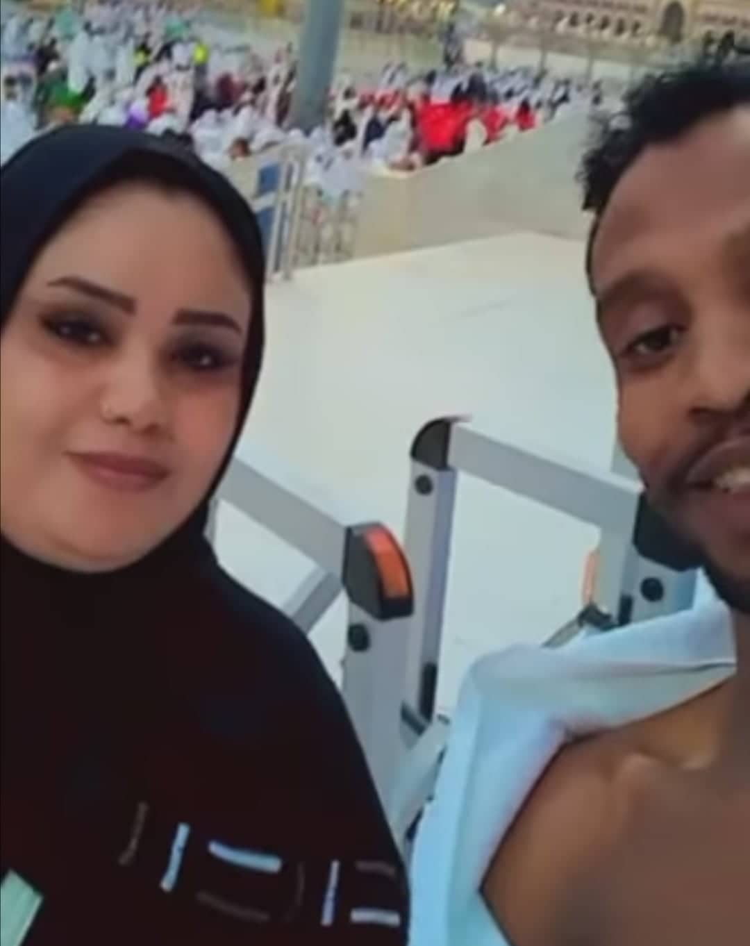 شاهد بالصورة والفيديو.. الفنانة توتة عذاب وأحد معجبيها يثيران ضجة غير مسبوقة داخل الحرم وأثناء أدائهما العمرة 313225413 1655930798192747 6050848377372030672 n