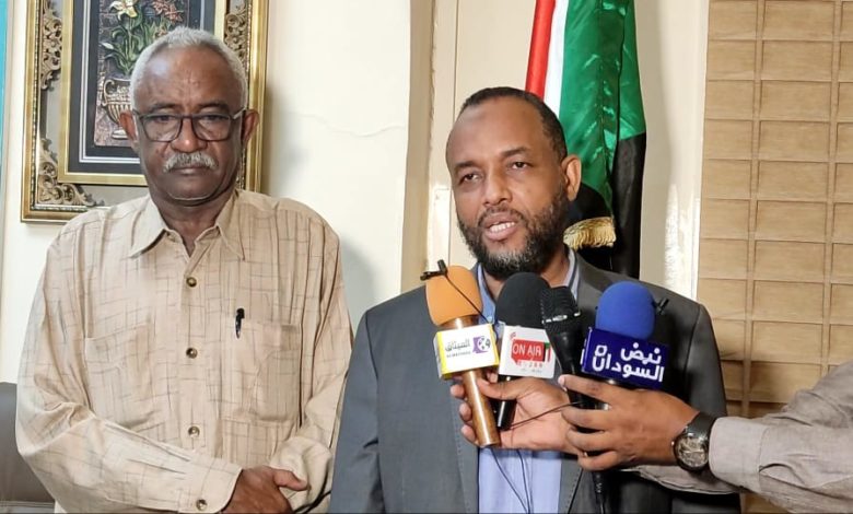 والي النيل الابيض يبحث مع وزير الصحة الإتحادي ترتيبات إفتتاح مستشفي العيون بكوستي ودعم مشروعات الصحة بالولاية IMG 20221009 WA0002