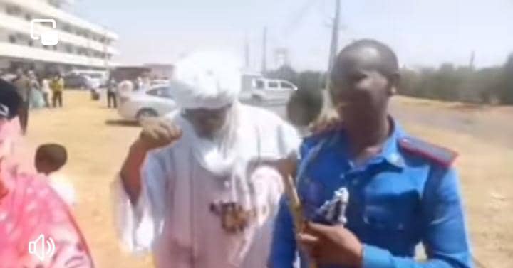 شاهد بالفيديو : إستقبلوه بالزغاريد….فرحة الأب والأم لحظة تخرج إبنهم من كلية الشرطة IMG 20221022 WA0012