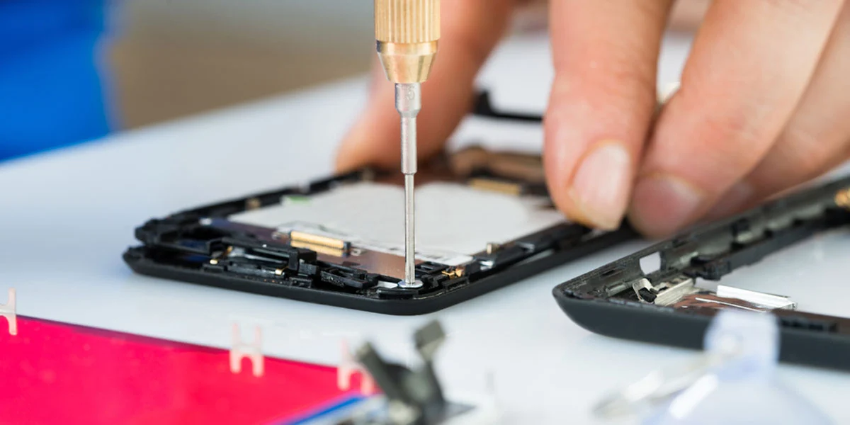 فيديو مروع.. شاهد ما حدث لجوال أثناء إصلاحه بمحل صيانة MAIN FixYourPhone jpg