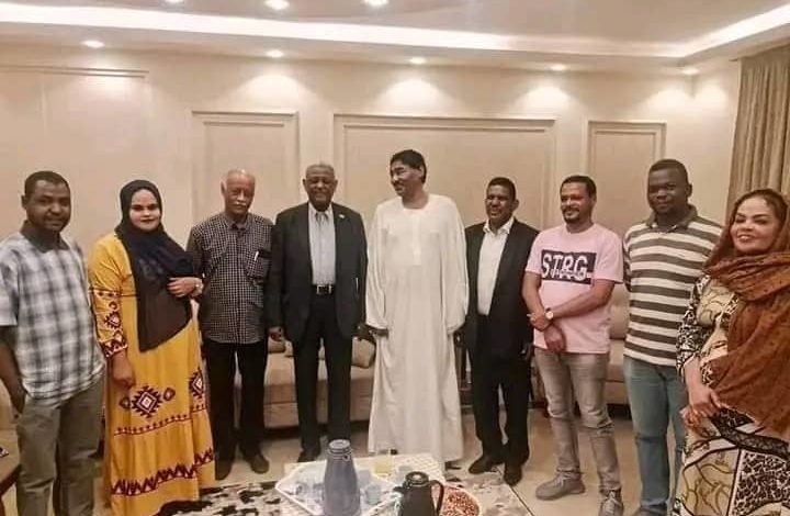 إبراهيم الشيخ حول زيارة ياسر العطا له: “طبيعيٌّ أن يزورني للاطمئنان على صحتي وسيبقى بيتي مفتوحاً لا يُغلق في وجه احد” ابراهيم الشيخ