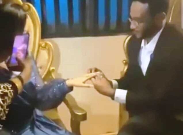 بالفيديو.. مذيع بقناة سودانية يتزوج ضيفته المذيع العريس 636x470 1