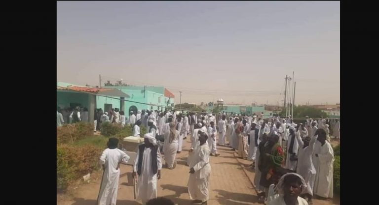 احتجاجات في المناصير ومطالبات بترحيل شركات التعدين بالصور إغلاق محلية ابوحمد وطرد المدير التنفيذي وكل المسؤولين 768x417 1