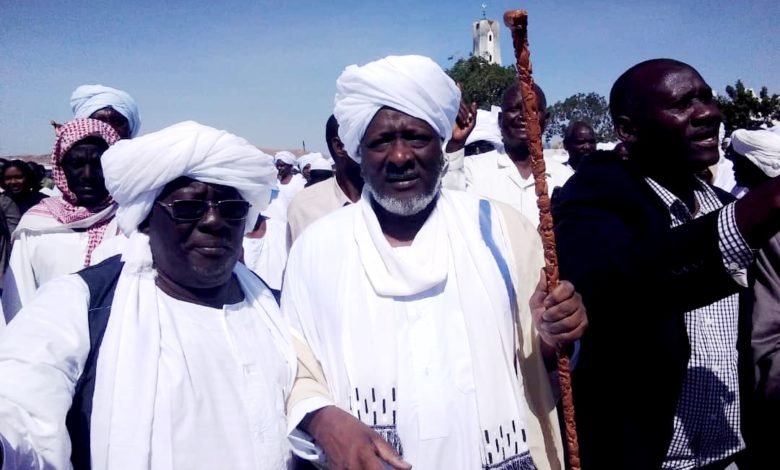 وزير المالية الأسبق علي محمود يذرف الدموع في استقباله بنيالا ويطالب البرهان وحميدتي بإطلاق سراح جميع السجناء السياسيين علي محمود
