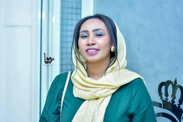 شاهد بالفيديو.. مذيعة سودانية شهيرة تذرف الدموع على الهواء مباشرة وتفشل في إكمال حديثها والسبب انعدام الأمن في السودان نادين2