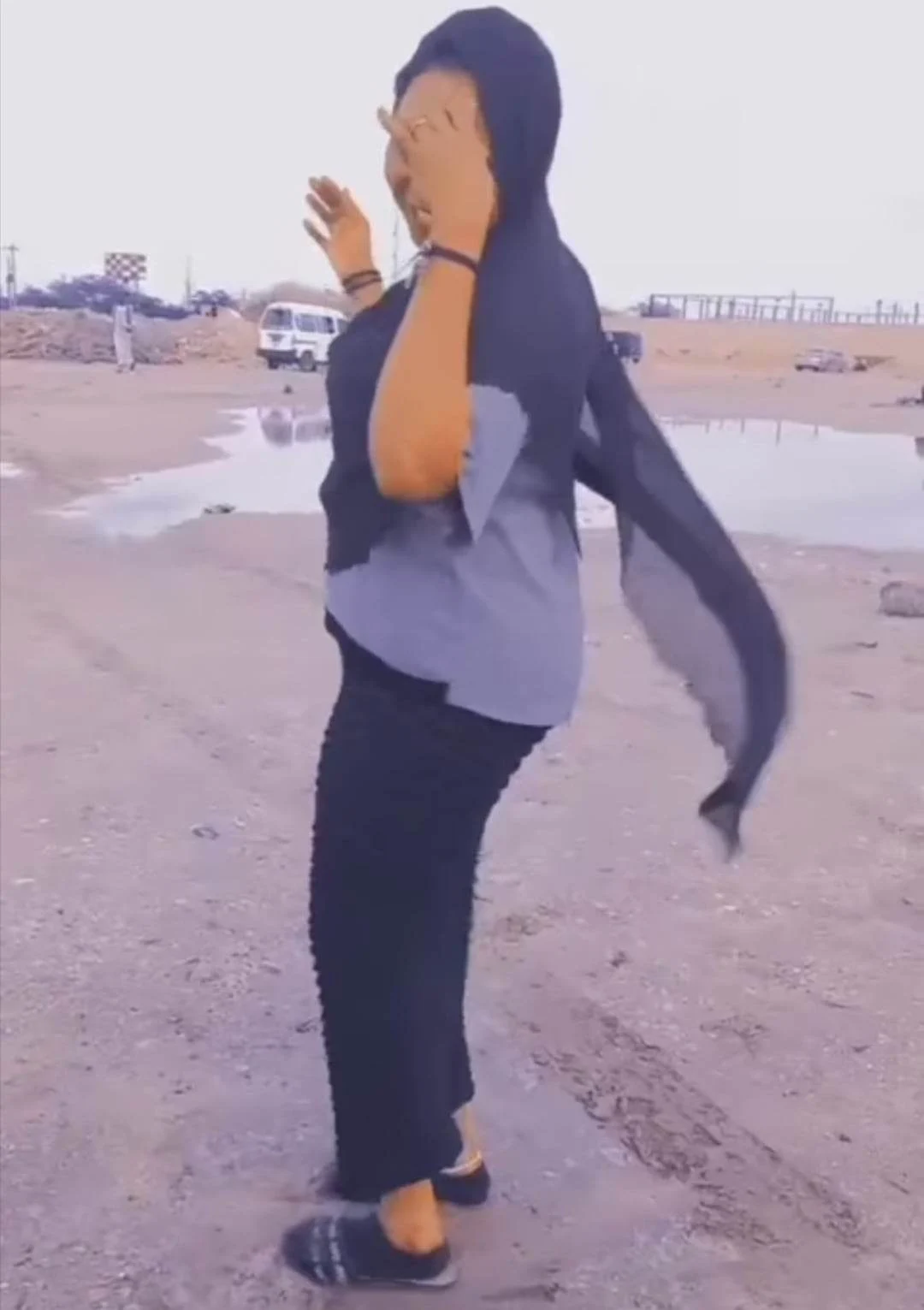 شاهد بالصورة والفيديو فتاة سودانية تقدم فاصل من الرقص المثير على طريقة رقيص العروس وفي الشارع