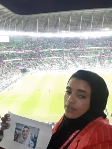 شاهد بالصورة: صورة “ست النفور” حاضرة بإستاد المدينة في كأس العالم FB IMG 1669625719205