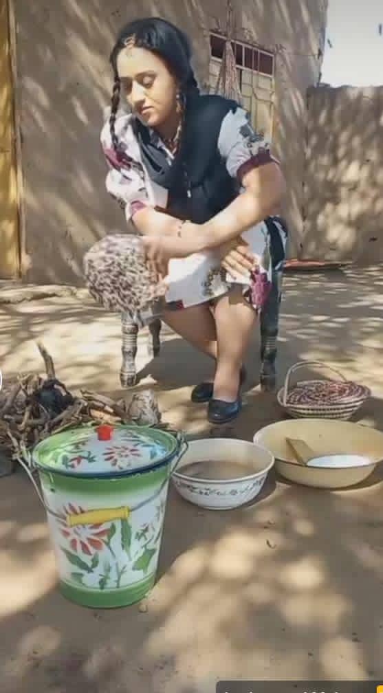 شاهدبالصورة و بالفيديو: بفستان قصير ومحذق الراقصة والمودل أية آفرو تظهر من داخل إحدي المنازل تُقد الحطب لعواسة الكسرة IMG 20221115 WA0001 1