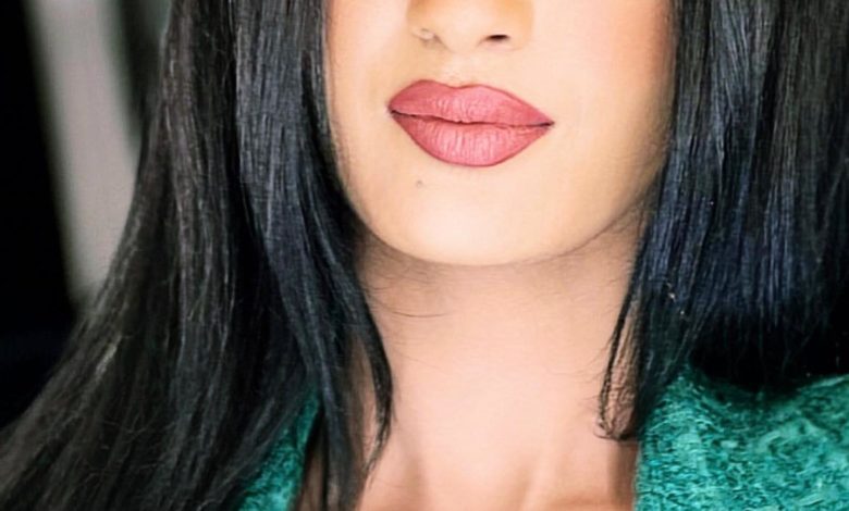 شاهد بالفيديو.. المذيعة السودانية الشهيرة تسابيح خاطر تغني خليجي أثناء قيادتها لسيارتها بشوارع الإمارات تسابيح22