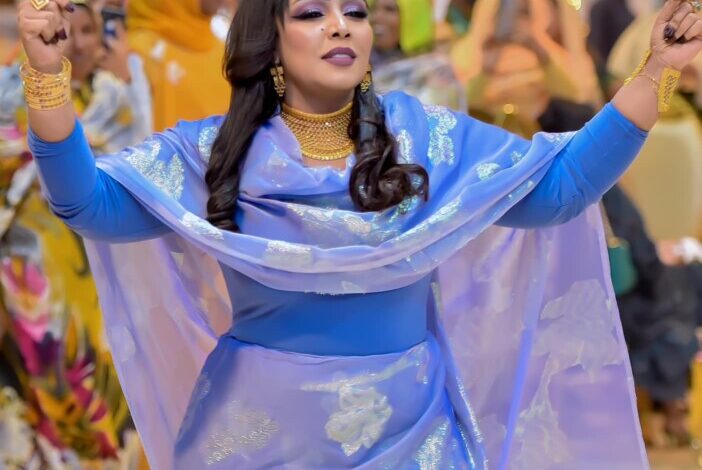 شاهد بالفيديو.. رجل سوداني يفاجئ الفنانة هدى عربي ويصعد المسرح الذي تغني فيه بالقاهرة والمطربة تتجاوب معه بفاصل من الرقص المثير هدى عربي اطلالة 702x1024 1 - شاهد بالفيديو.. رجل سوداني يفاجئ الفنانة هدى عربي ويصعد المسرح الذي تغني فيه بالقاهرة والمطربة تتجاوب معه بفاصل من الرقص المثير
