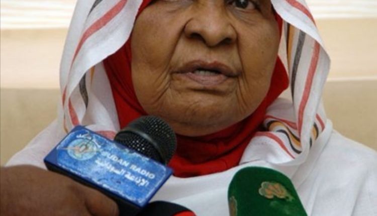 شاهد بالفيديو.. الرئيس المعزول عمر البشير يتحدث عن الداعية الراحلة سعاد الفاتح: (هي بنت شيخ الإسلام الما أكل حرام وما حكم ظلام) الداعية سعاد الفاتح بدوي