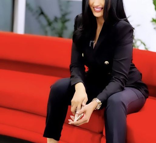 شاهد بالصورة.. من داخل الأستوديو.. حسناء الإعلام السوداني تسابيح خاطر تواصل اكتساح السوشيال ميديا بلقطة ملفتة بــ(البطلون) الضيق والجمهور يتغزل: (مسيرة اون لاين) تسابيح خاطر سكاي