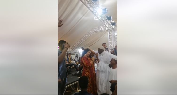 بالفيديو: خلال حفل بجمهور غفير.. رجل يقوم باحتضان و تقبيل فنانة سودانية يُشعل الغضب بمنصات التواصل فنانة سودانية