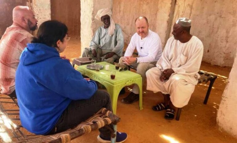 شاهد بالصور.. السفير الأمريكي في قهوة “أم الحسن”! السفير الامريكى بقهوة ام الحسن شريان الشمال 768x463 1