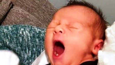 رضيع بأسنان كاملة