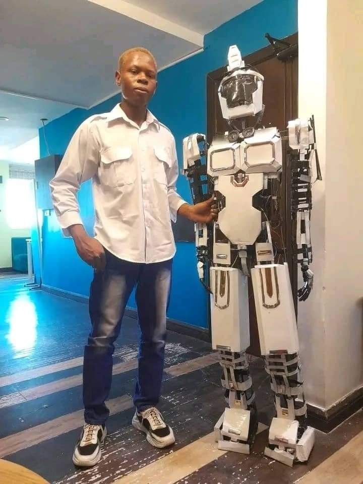 سوداني صانع الروبوتات