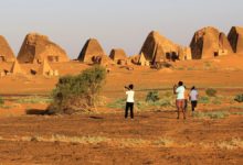 "الأحجار تتساقط".. أهرامات مروي بالسودان تواجه الانهيار أهرامات السودان هرم سياحة مروي