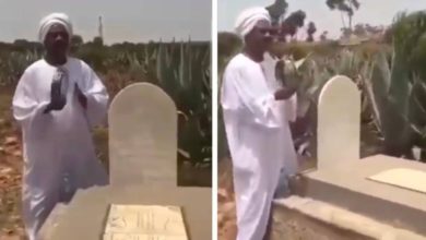 سوداني يغني على قبر