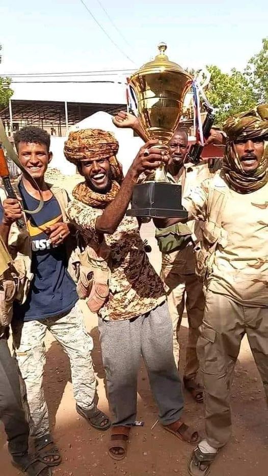 شاهد بالصورة.. أفراد من الدعم السريع يستولون على أغلى كؤوس نادي المريخ العاصمي ويحتفلون به ومتابعون يكشفون التفاصيل كأس الكؤوس الإفريقية مانديلا الدعم السريع