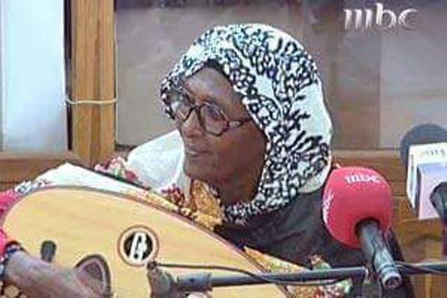 شاهد بالصور.. قوقل يحتفل بـ “أسماء حمزة” أول ملحنة وعازفة عود سودانية اسماء حمزة