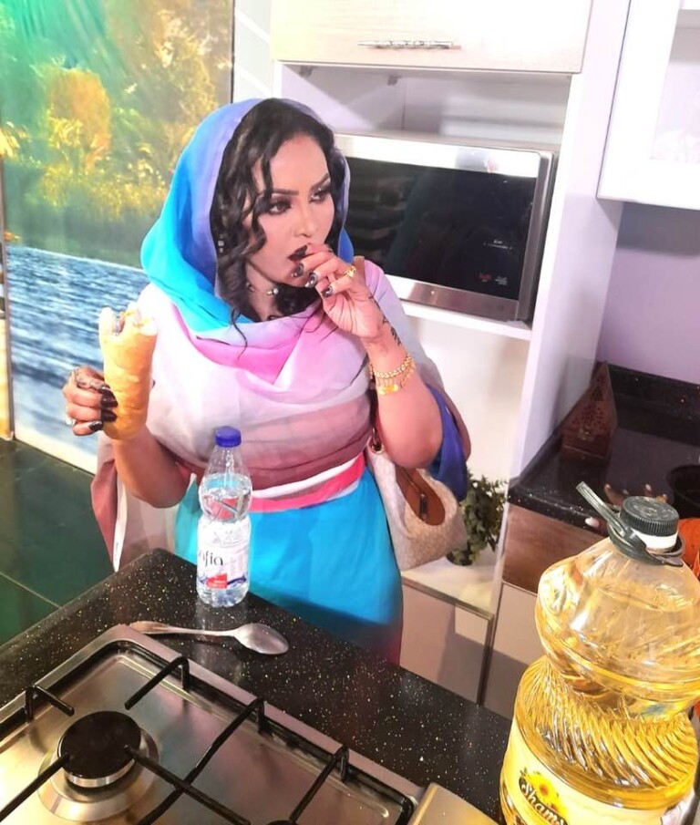 شاهد بالصورة.. المذيعة السودانية الحسناء جدية عثمان تبهر متابعيها بإطلالة ساحرة وتقول: (لما اكون جعانة ما بفهم اي حاجة) 357690441 10231961733525903 783315325942832712 n 768x905 1