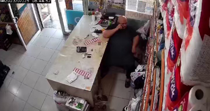 شاهد: لحظة هروب صاحب بقالة إلى الخارج بعد الزلزال الذي ضرب ولاية أضنة التركية EA77BE54 4E29 40BB B09D DA13C8E34442