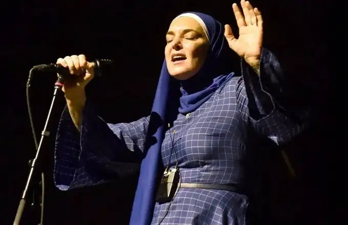 اعتنقت الإسلام في آخر لحظة .. قصة وفاة أسطورة الغناء الأيرلندية سينيد أوكونور سينيد أوكونور