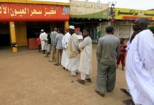 احجام و اسعار الخبز تثير سخط المواطنين بمنطقة البراري بالخرطوم صف خبز عيش
