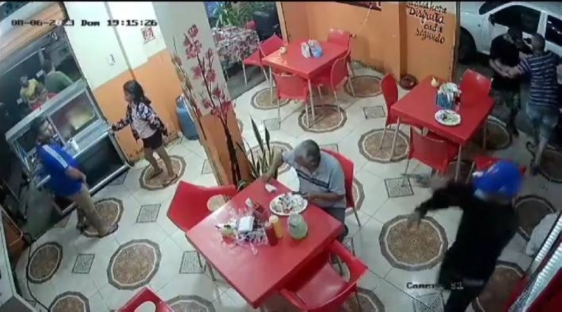 فيديو: ردة فعل غريبة من أحد الزبائن داخل مطعم أثناء اقتحام لصوص مسلحين للمحل وسرقته لص مسلح