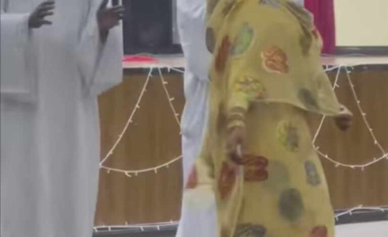 شاهد بالصورة والفيديو.. راقصة حسناء تقدم فاصل من الرقص المثير خلال حفل طمبور بالإمارات وتبهر الحضور داخل القاعة والجمهور على مواقع التواصل 365752414 340174258758598 8825757180883437952 n 768x1024 1