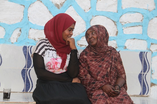 حاسة إنى سايبة روحى وماشية.. أهوال الحرب فى السودان تقتل حلم "آفاق" بالمستقبل الواعد بالطب.. لجأت إلى مصر أملاً فى الحياة.. وتروى لـ"اليوم السابع" كواليس رحلة النجاة من الخرطوم إلى أسوان.. فيديو وصور 93463 أفاق مع والدتها