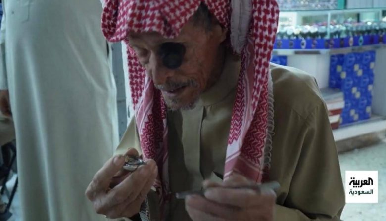 "بستمر فيها حتى أموت".. شاهد: أقدم بائع ساعات سعودي يروي تجربته في تصليح وبيع الساعات بالرياض مسن سعودي