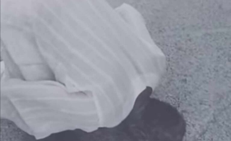 شاهد بالصورة والفيديو.. أب سوداني يسجد في الأرض شكراً لله بعد أن شاهد إبنه الشاب لأول مرة بعد الحرب 372725307 1379521346240832 5044567702582631475 n 768x944 1