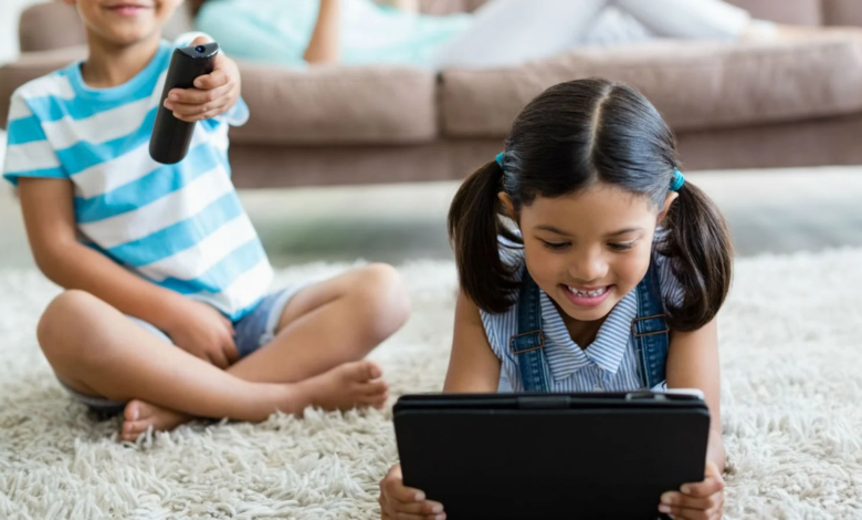 دراسة: الشاشات تؤثر جزئياً على نمو الأطفال image