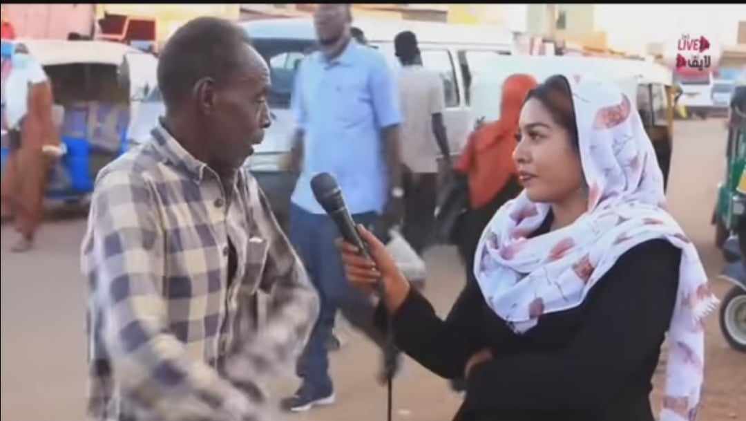شاهد بالفيديو.. رجل سوداني يحرج مذيعة حسناء سألته عن حل لغز غامض على الهواء وكانت إجابته (أنا مرتي بتشيلني وبشيلها) وساخرون: (جبتها وارمة ودرعتها لكن يا عمك) 370240630 259245676606915 7033616907657985914 n
