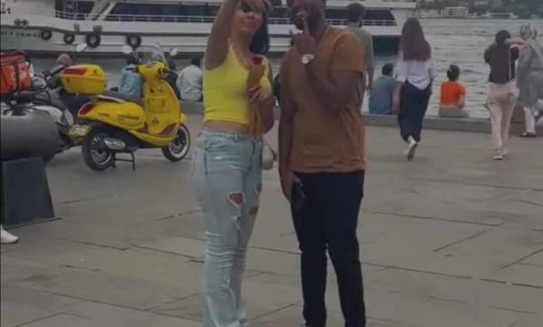 شاهد بالفيديو.. شاب سوداني يغازل حسناء أجنبية فائقة الجمال في أحد شوارع أوروبا ويهديها بوكيه ورد كتب عليه: (ابتسمي فجمالك كجمال الوردة) والحسناء تتجاوب مع معاكسته وتلاحقه لالتقاط سيلفي معه 387536730 2001411866924967 1777058024636388902 n 780x470 1