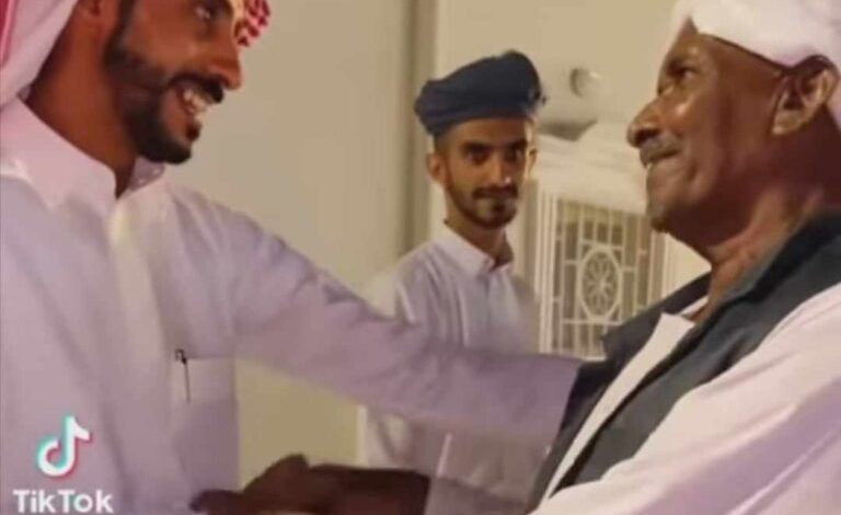 شاهد بالصورة والفيديو.. قبيلة سعودية تنظم استقبال حاشد لمعلم سوداني قام بتدريس أبنائها قبل 30 عام وطلابه يقفون له بالصف من أجل تحيته 394788885 853701449643179 785497855064347927 n 768x901 1