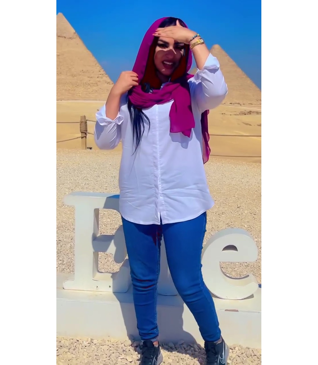 شاهد بالصورة.. حسناء الشاشة السودانية رشا الرشيد تبهر المتابعين بإطلالة ساحرة من أمام الأهرامات المصرية 399924136 778284767436347 4070849241352272950 n