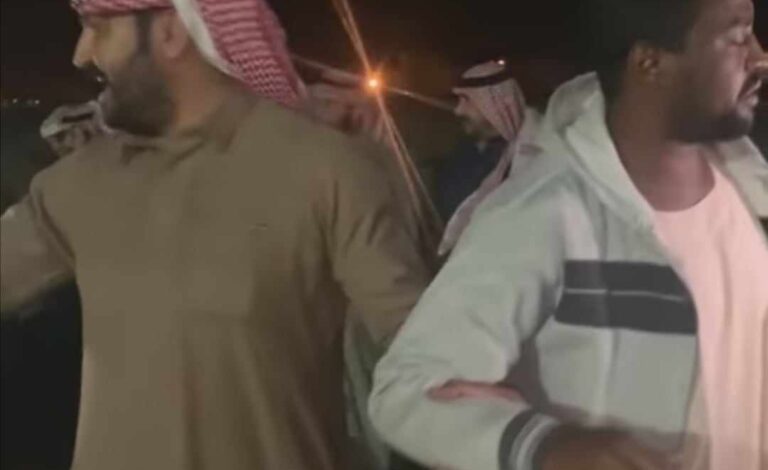 شاهد بالصورة والفيديو.. راعي سوداني بالسعودية يدافع ببسالة عن (حلال) كفيله ضد مجرمين حاولوا سرقتها ويرفض تركها رغم تعرضه للطعن وكفيله يكرمه ويهديه (حلال) وسيارة وسط حضور المئات 400651936 2026208874466694 4900365820627277112 n 768x887 1