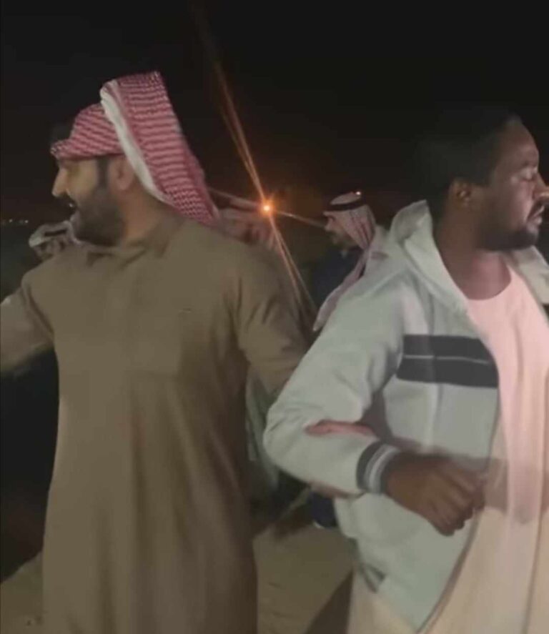 شاهد بالصورة والفيديو.. راعي سوداني بالسعودية يدافع ببسالة عن (حلال) كفيله ضد مجرمين حاولوا سرقتها ويرفض تركها رغم تعرضه للطعن وكفيله يكرمه ويهديه (حلال) وسيارة وسط حضور المئات 400651936 2026208874466694 4900365820627277112 n 768x887 1