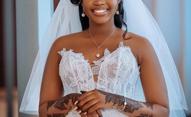 شاهد بالصور.. العروس الجنوب سودانية التي تغنت لها الفنانة هدى عربي في حفل زواجها الأسطوري بجوبا تدهش المتابعين بجمالها الملفت ومتابعون: (مبروك وتستاهلي كل السمح) 400925203 1950333428683544 3069324619057607398 n 768x960 1