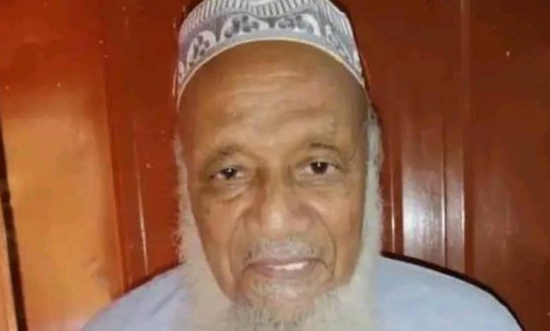 بالصورة.. وفاة والد الداعية السوداني الشهير محمد سيد حاج وجمهور مواقع التواصل ينعيه: (أحسنت التربية وفي جنات الخلد مع إبنك إن شاء الله) 412872014 10220301430085440 8664300038687101608 n