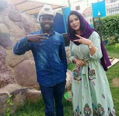 شاهد بالفيديو.. دسيس مان يظهر مع سيدة مناصرة لقوات الدعم السريع ويصف حميدتي بالمشير ورئيس مجلس السيادة ورجل السلام الأول ومتابعون يردون عليه: (أنت أسوأ إفرازات الثورة) دسيس