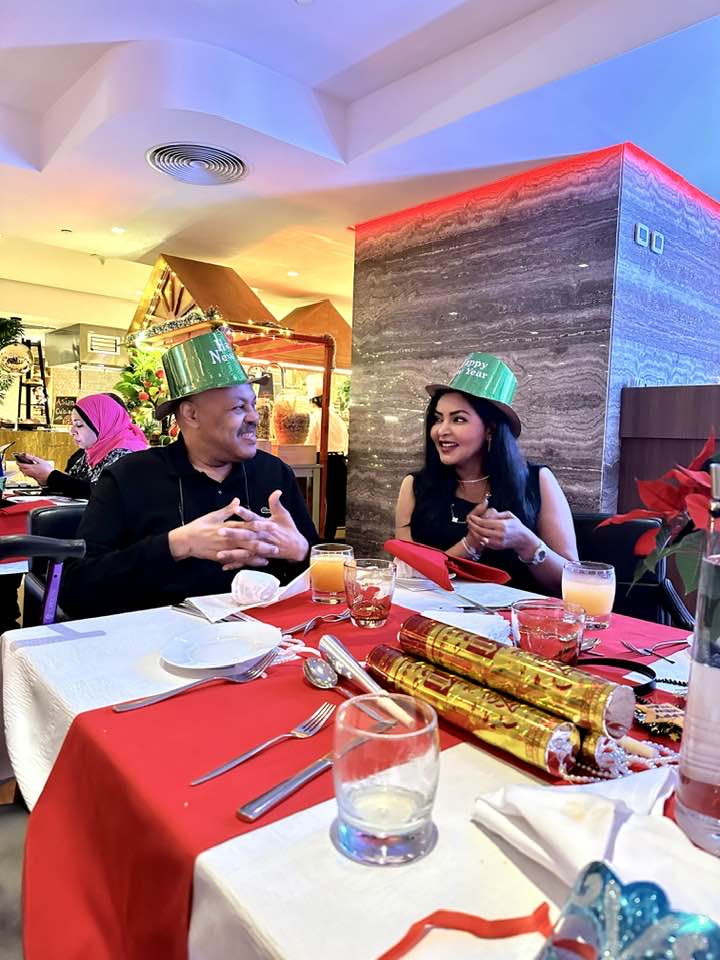 حسناء الإعلام السوداني “جدية عثمان” تشعل السوشيال بصورة مع زوجها وقصيدته جدية عثمان