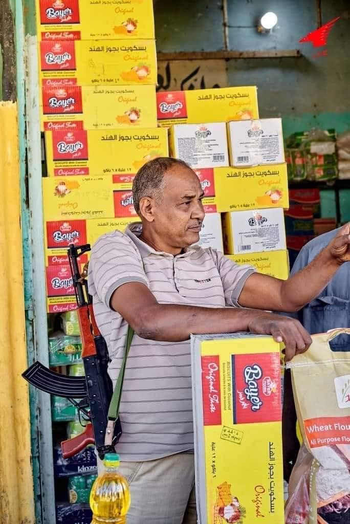 شاهد بالصور.. تجار الخضار وأصحاب المحلات وبائعو “الطعمية” بسوق شندي يحملون السلاح أثناء مباشرتهم لعملهم تحسباً لأي هجوم من “الدعامة” 414997306 6925869477520736 4677393297397828819 n